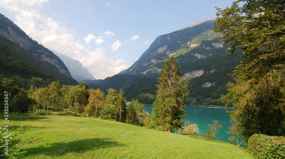 Obraz premium Tennosee - Lago di Tenno – beliebtes Ausflugsziel oberhalb des nördlichen Gardasees in der Region Trentino im Norden Italiens