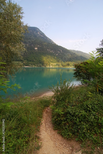 Tennosee - Lago di Tenno – beliebtes Ausflugsziel oberhalb des nördlichen Gardasees in der Region Trentino im Norden Italiens