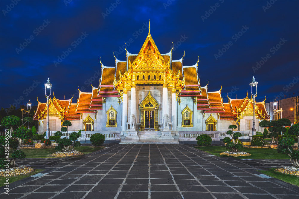 Naklejka premium Wat Benchamabophit Dusitvanaram Rajawarawiharn - Marble Temple early in the evening. Bangkok, Thailand