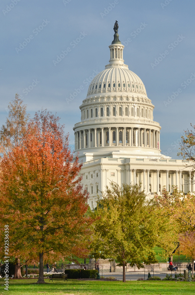 Naklejka premium U.S. Capitol Building in autumn foliage - Washington D.C. United States of America