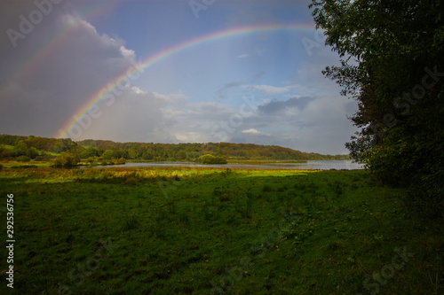 Regenbogen über See