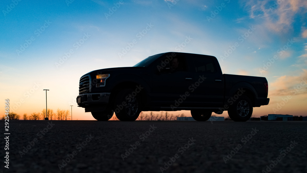 Fototapeta premium truck in the setting sun