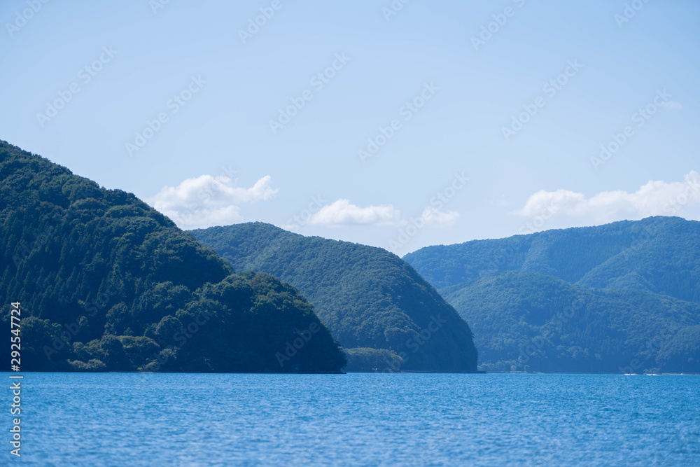 湖の向こうに見える山 湖の向こうに見える山