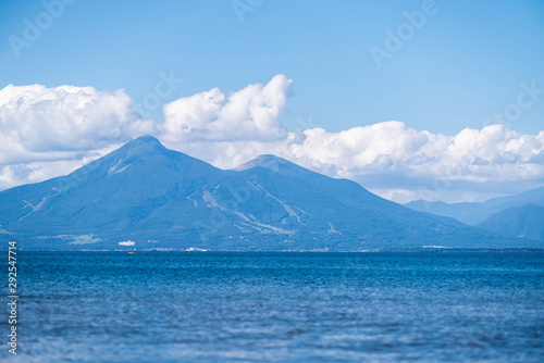 湖の向こうに見える山