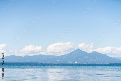 Fototapeta Naklejka Na Ścianę i Meble -  湖の向こうに見える山