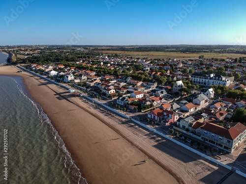 Obraz na płótnie Chatelaillon Plage (Charente Maritime, France) - Vue aérienne de la plage w salonie