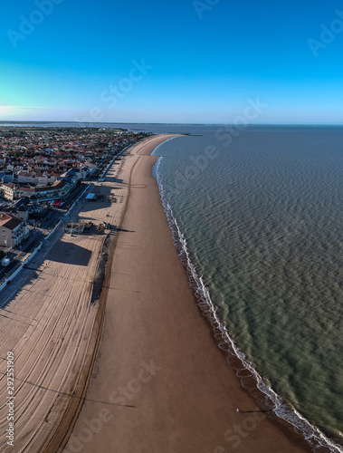 Obraz na płótnie Chatelaillon Plage (Charente Maritime, France) - Vue aérienne de la plage w salonie