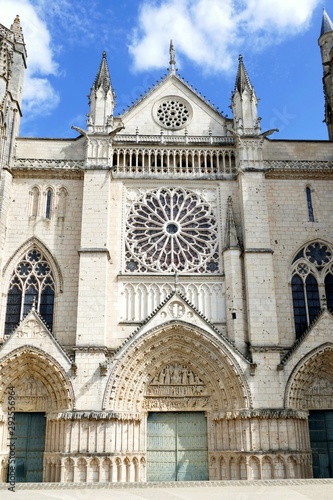 Partie centrale de la façade de la cathédrale Saint-Pierre de Poitiers photo