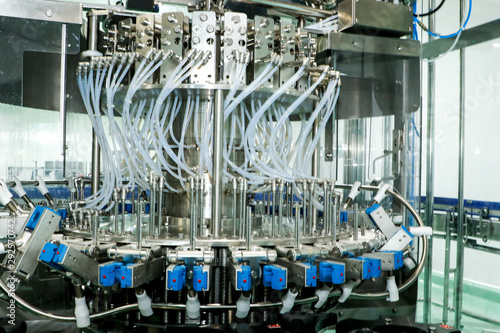 Glass bottle beverage filling machine