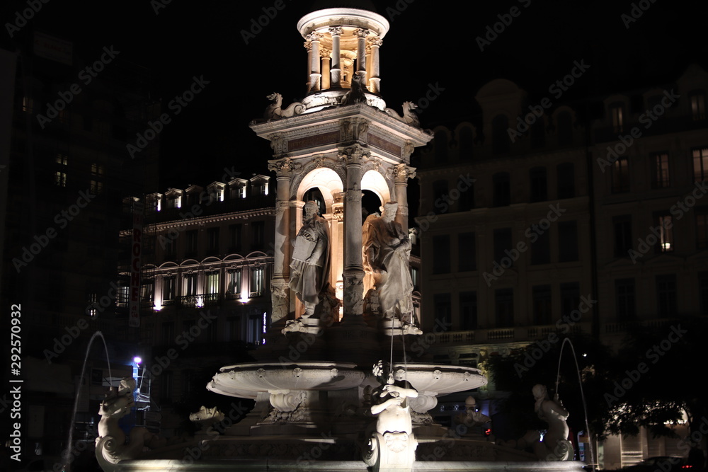 Fototapeta premium Fontaine des Jacobins à Lyon - Place des Jacobins - Vue de nuit