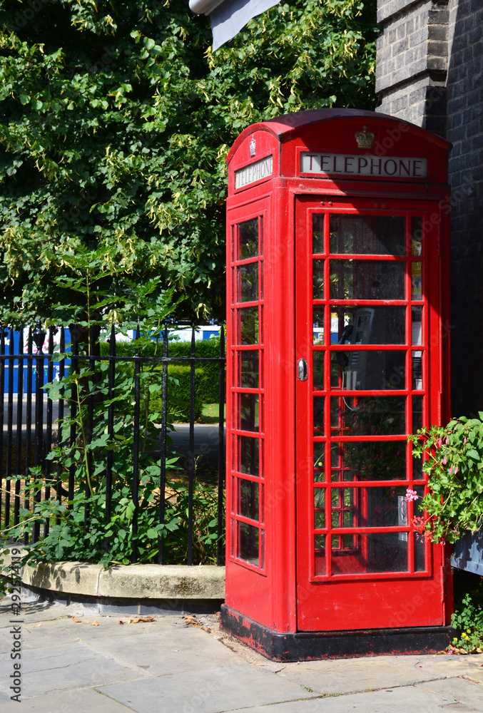 Obraz premium Old traditional English telephone booth
