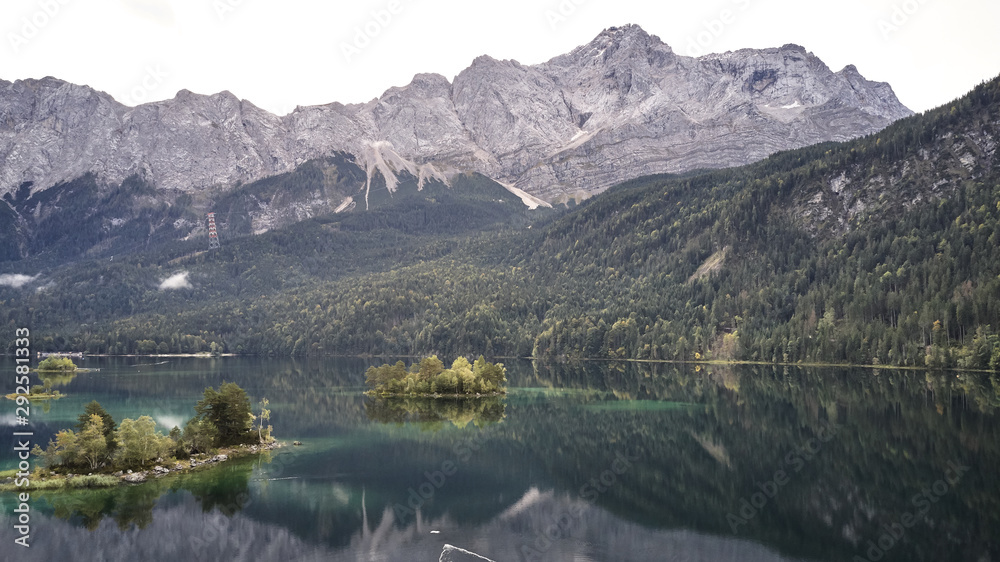 Fototapeta premium Cloudy german lake eibsee zugspitze