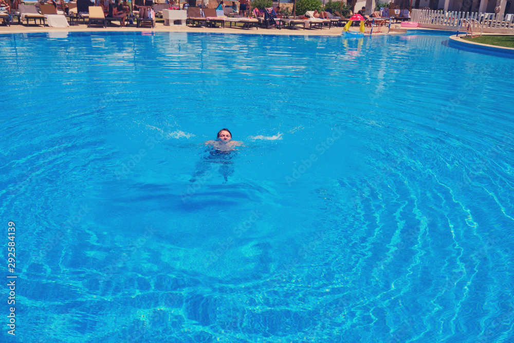 Woman drowns in hotel pool