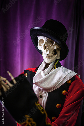 Halloween is coming soon, showman skeleton invites to Halloween party,