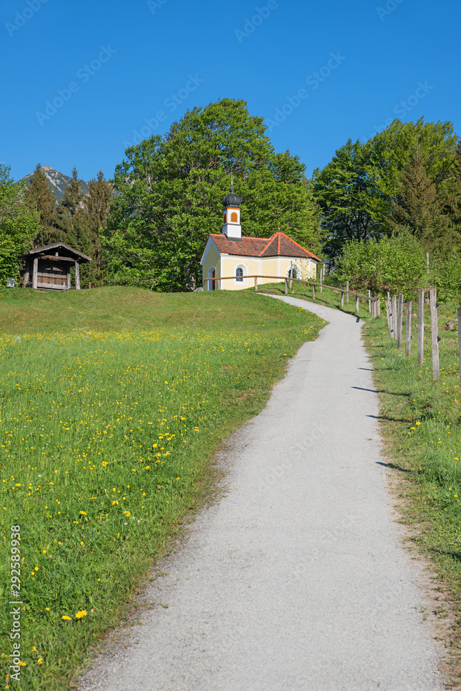 Spazierweg zur Andachtskapelle Maria Rast in der Nähe von Krün, Buckelwiesen. Spazierweg zur Andachtskapelle Maria Rast in der Nähe von Krün, Buckelwiesen.