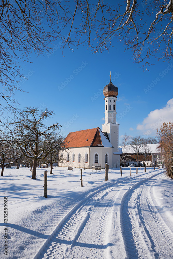 Dorfkirche in malerischer Winterlandschaft Oberbayern