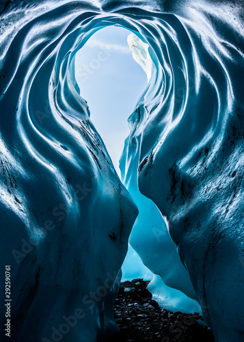 Photo Ice arch entrance to ice cave in Alaskan Glacier.