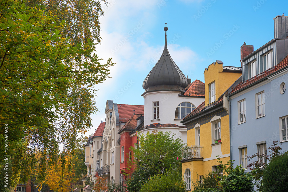 Bunte Häuserfronten im Stadtteil München Nymphenburg