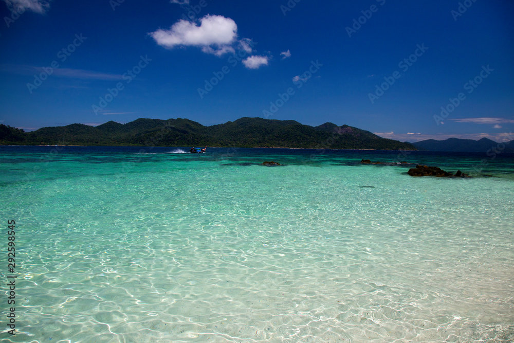 Naklejka premium The island is located in the sea The sea is clear and can see the coral. 