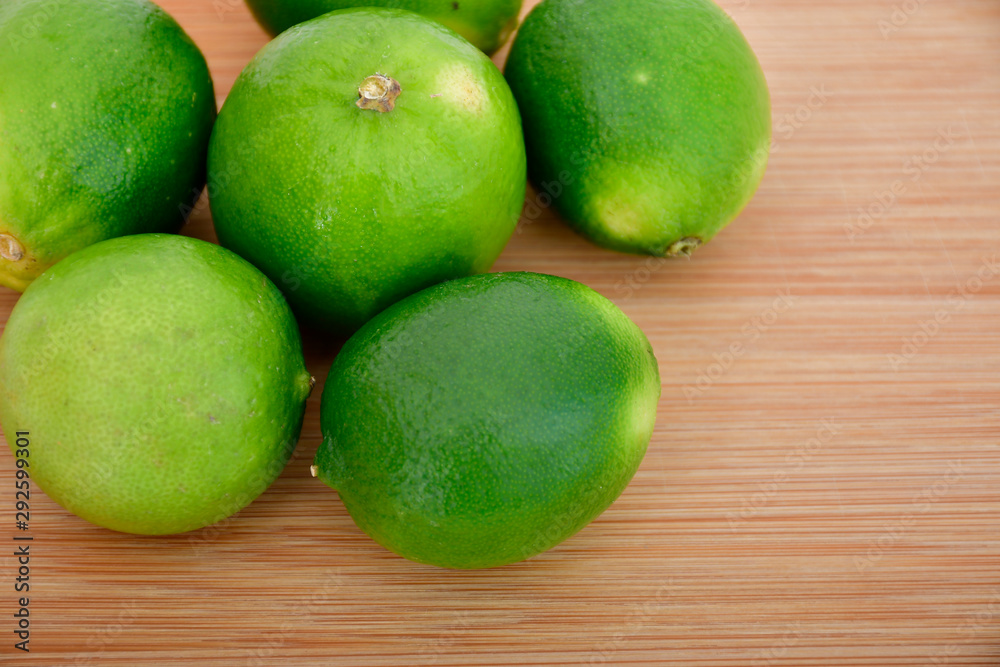Limones sobre mesa de madera Limones sobre mesa de madera