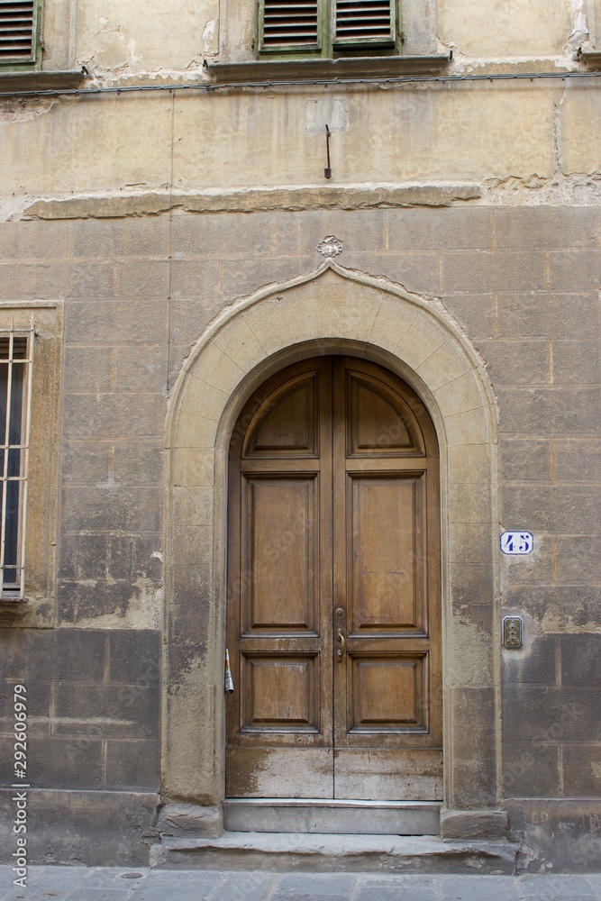 Puerta de madera vieja en Italia