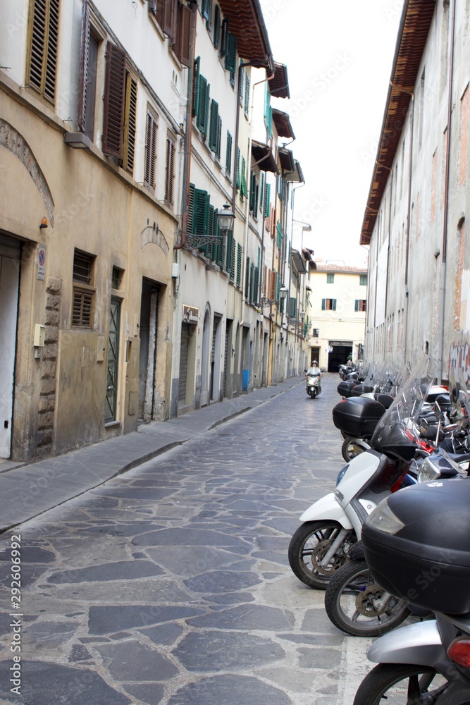 motos en una calle de Italia