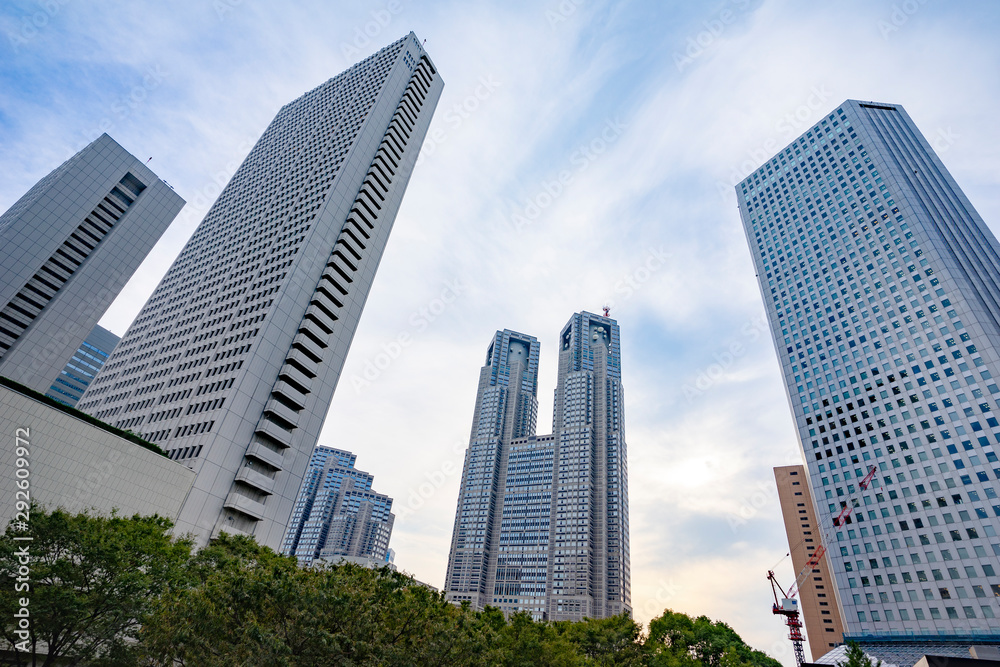 東京新宿の高層ビル群の風景