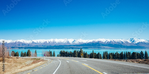 Foto Lake Pukaki Driving on a Sunny Day in New Zealand