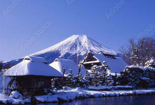 富士山と忍野八海の茅葺屋根の雪景色 photo