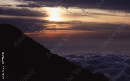 白馬岳（日本 北アルプス）から望む運気と夕焼け