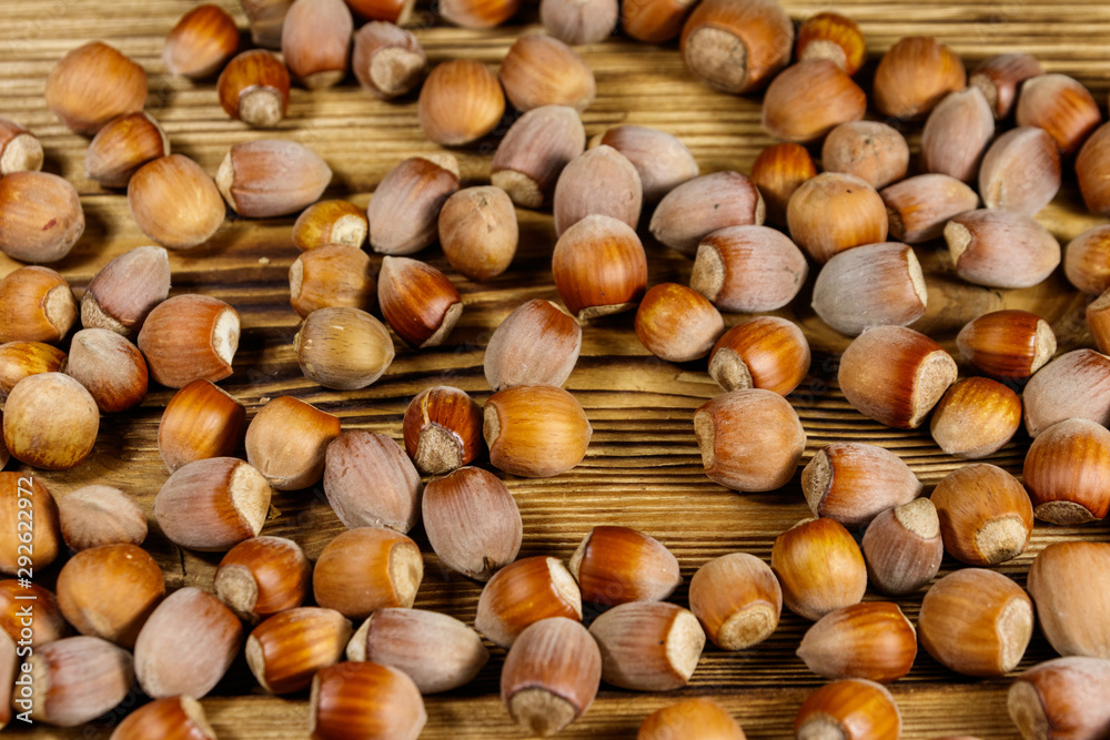 Obraz premium Heap of hazelnuts on a wooden table