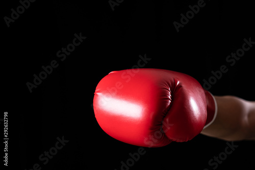 ボクシンググローブをはめる男性 © aijiro