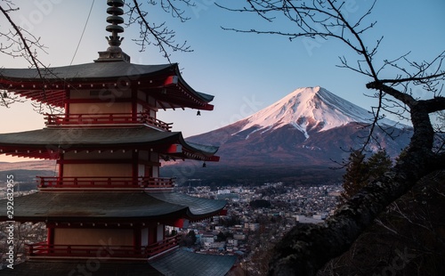 Fotografie The red Chureito Pagoda in Japan, with Fujiyama (Mount Fuji)