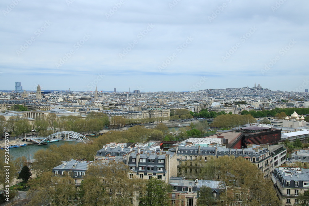 エッフェル塔からパリの眺め