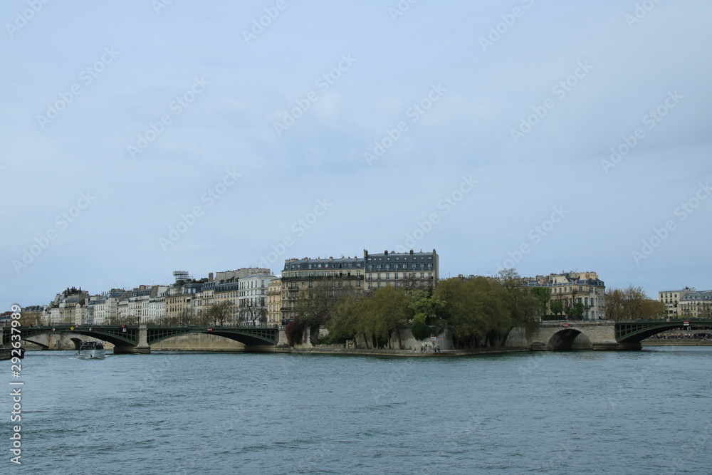 パリ・セーヌ川からの風景