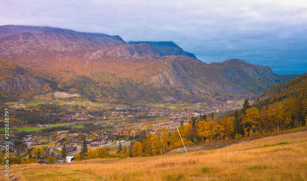 Widok na szczyty górskie w Hemsedal z ośrodka narciarskiego w norweskim regionie Buskerud późnym latem, wczesną jesienią