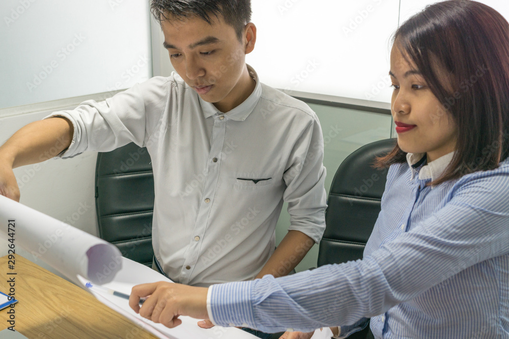 Obraz premium Młodzi pracownicy biurowi pracujący w biurze