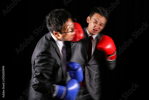 グローブで殴り合うサラリーマン © aijiro