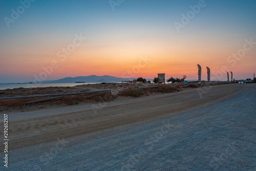 Vista della strada sterrata che costeggia la spiaggia di Plaka al crepuscolo, isola di Naxos GR  © Davide D. Phstock