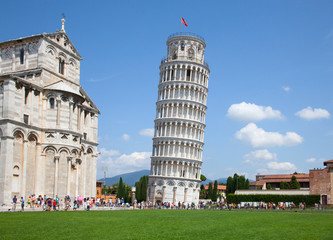 Fotobehang De scheve toren Scheve toren tegen heldere hemel  © swisshippo