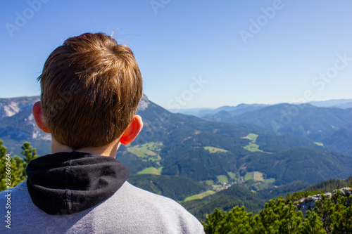 Mann Kind von hinten mit Blick in Almlandschaft Berg
