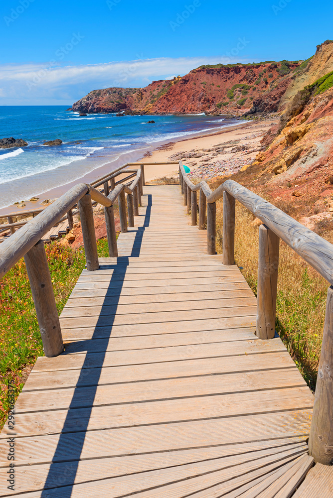 Holzsteg zur Praia do Amado, malerischer Strand an der West Algarve, Portugal