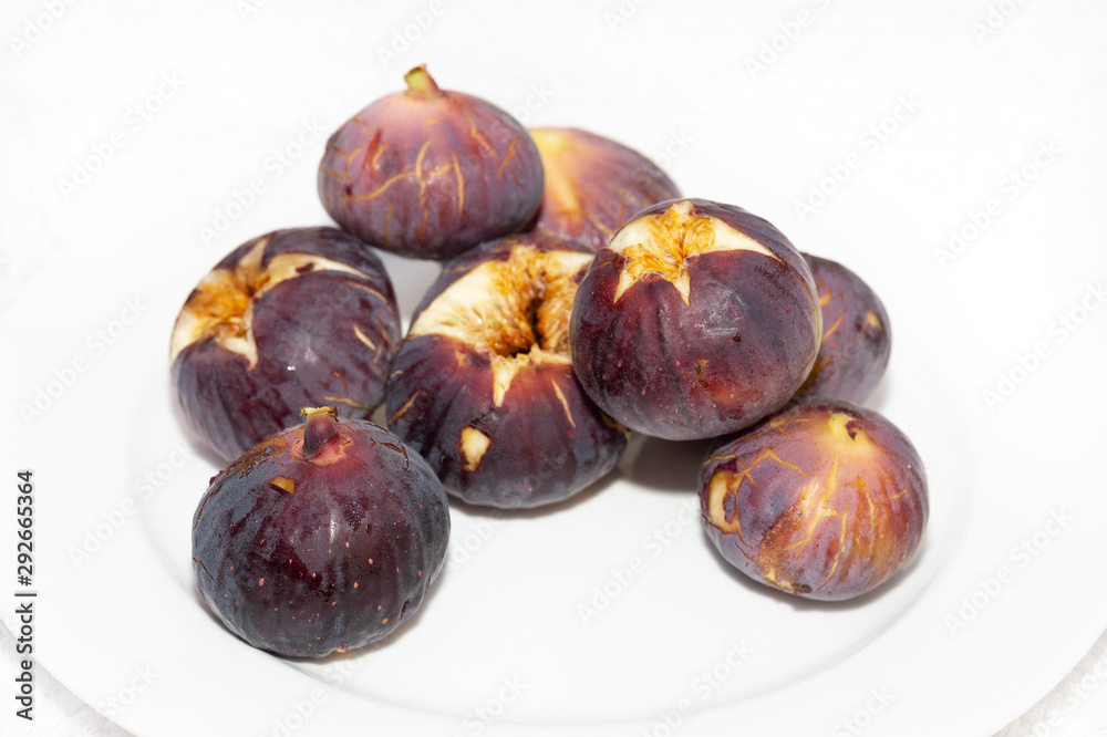 Fototapeta premium Plate of fresh figs