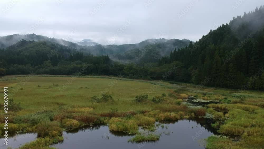 雲に包まれた山 空撮 日本 森林 雲に包まれた山 空撮 日本 森林