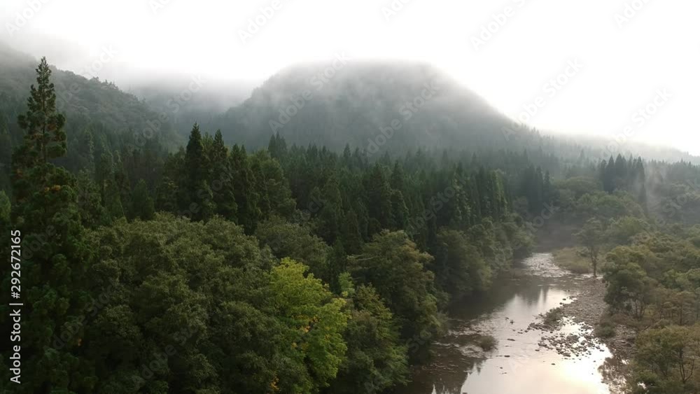 空撮 雲に包まれた山と川 自然風景 日本 空撮 雲に包まれた山と川 自然風景 日本