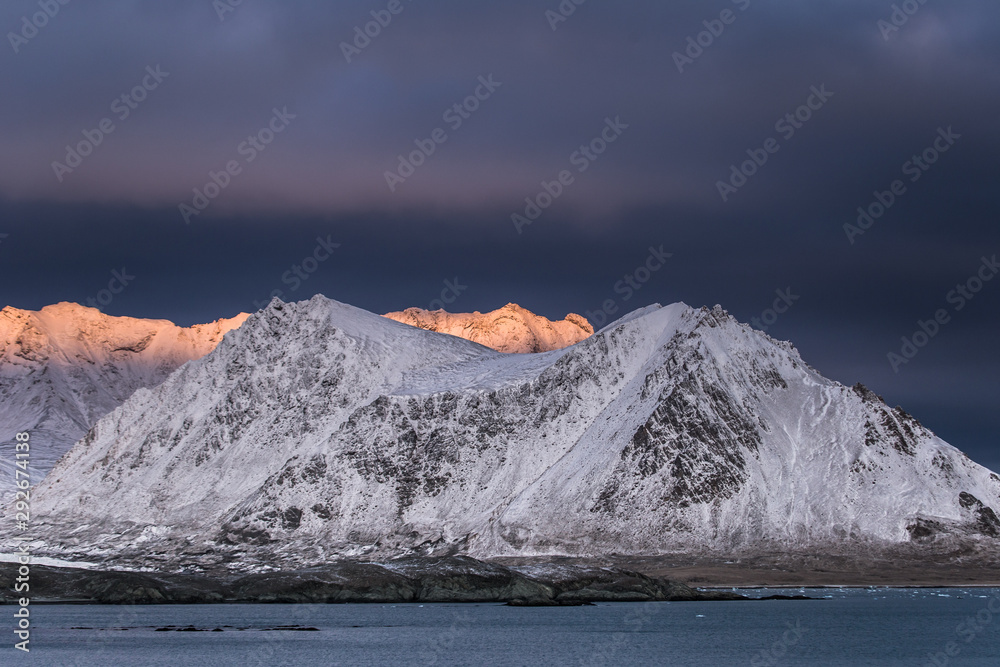 Kolory Spitsbergenu o zachodzie słońca