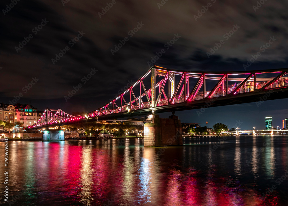 Naklejka premium Illuminierter Eiserner Steg in Frankfurt am Main anlässlich des 150 jährigen Bestehens