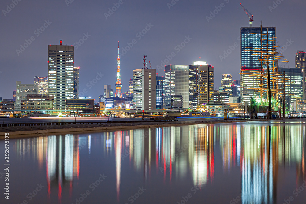 水面に映る東京の夜景