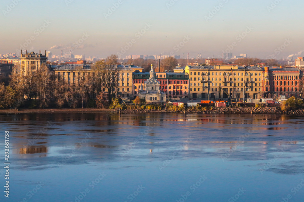 Obraz premium Blisko rzeki, Sankt Petersburg, Rosja