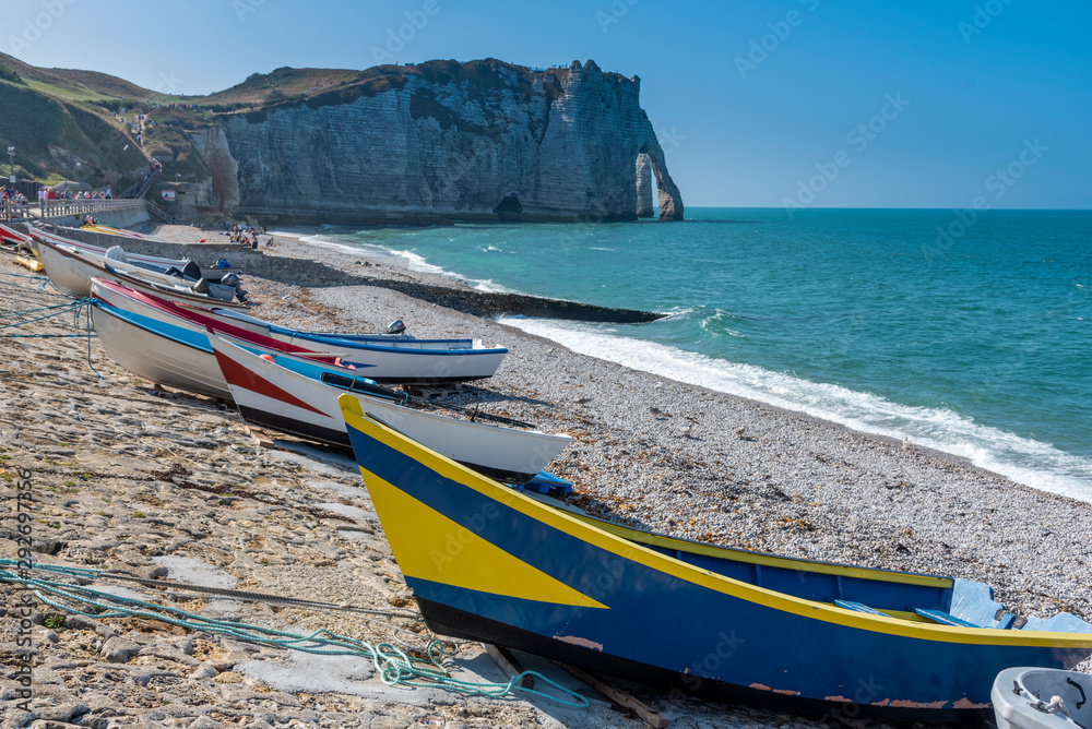 Fischerboote am Strand von Etretat, Normandie, Frankreich